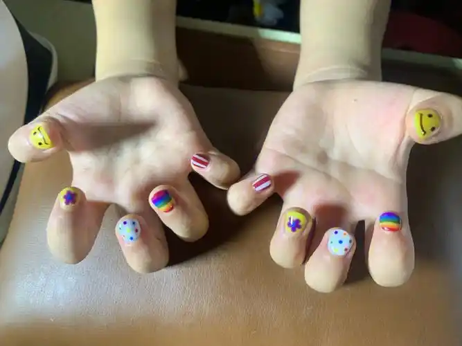 今日是儿童美甲合集哦儿童最近做的最多的还是彩虹色的96大概小孩子
