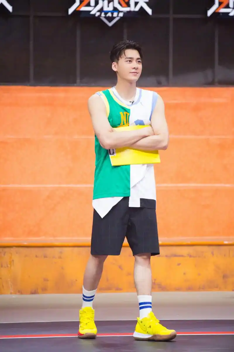 《我要打篮球》:李易峰一边打篮球,一边卖萌,网友:这节目追定啦