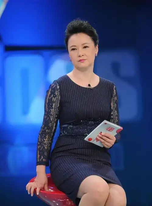 袁鸣成为了上海观众最熟悉的主持人,地位应该和男主持人曹可凡持平.