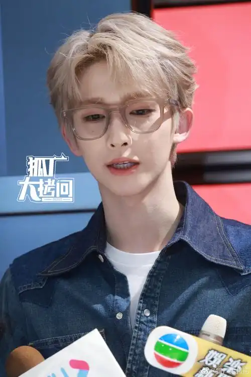 刘宇金发棕色眼镜造型#酷拽风格96嘟嘴可爱96刘宇一场活动不同