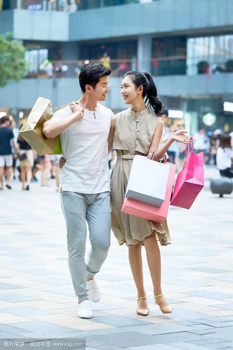 青年情侣逛街购物