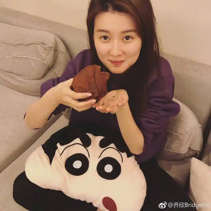 乔欣素颜在家吃脏脏包,青春靓丽,童心未泯,蜡笔小新抢镜