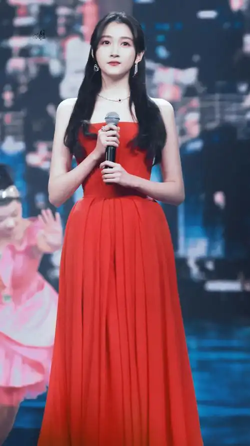 关晓彤湾区秋晚中国红礼服