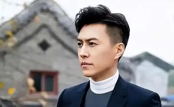 靳东实际上,杨洋早在和何炅对话时就把"驾驭"说成了"驾权".