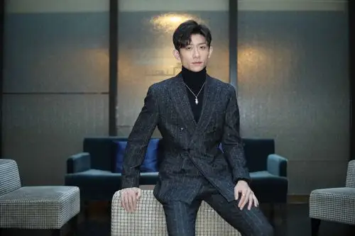 张一山出席第十七届华表奖 帅气造型演绎绅士品格