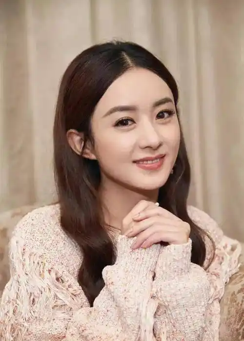 赵丽颖身穿飘逸长裙,气质优雅,宛如盛开的花朵; 而林更新则穿着帅气