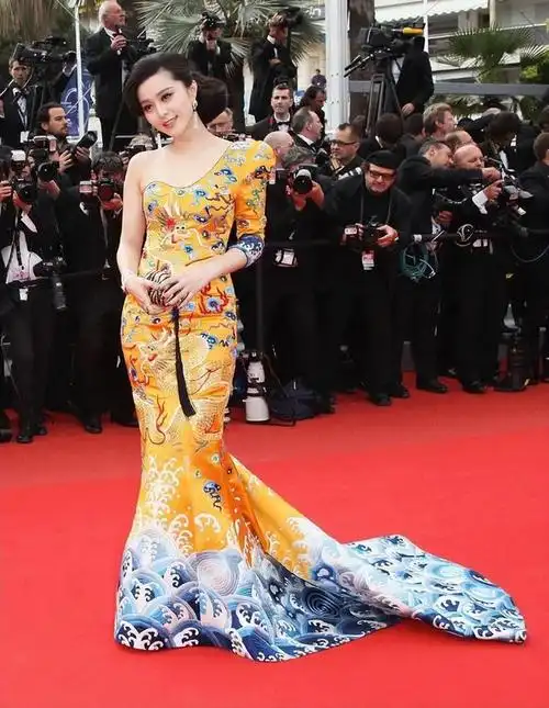 41岁范冰冰强势复出背后疑似有大佬撑腰可惜她已不似从前