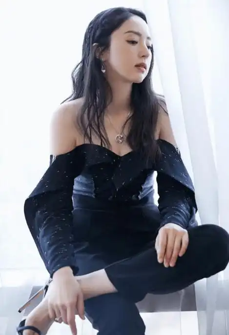 43岁的董璇,皮肤白皙美艳,身材引人遐想!_演技_毅力_女神