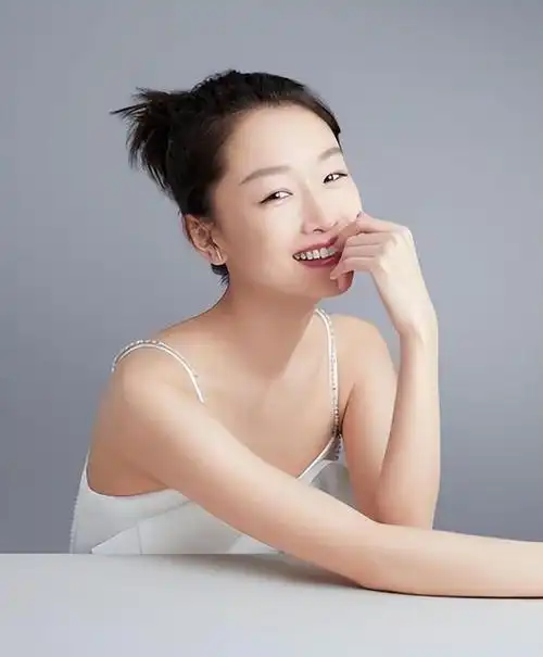 周冬雨素颜回眸谁懂她素颜的杀伤力啊