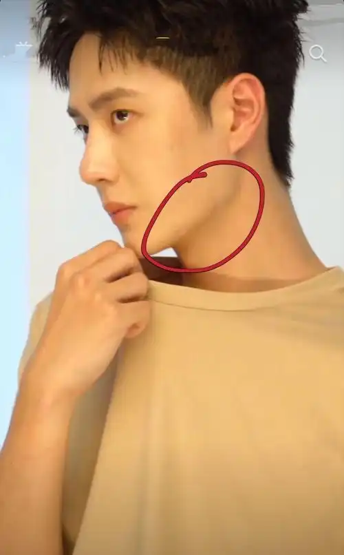 原创王一博拍广告被怼脸拍!离开滤镜和美颜,胡子和痘太明显