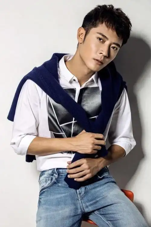 肌肉男:张丹峰拍摄早秋服装写真成熟稳重-小虾米