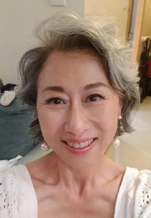 叶倩文怎么老成这样了满头白发穿红毛衣气质高级你怎么看