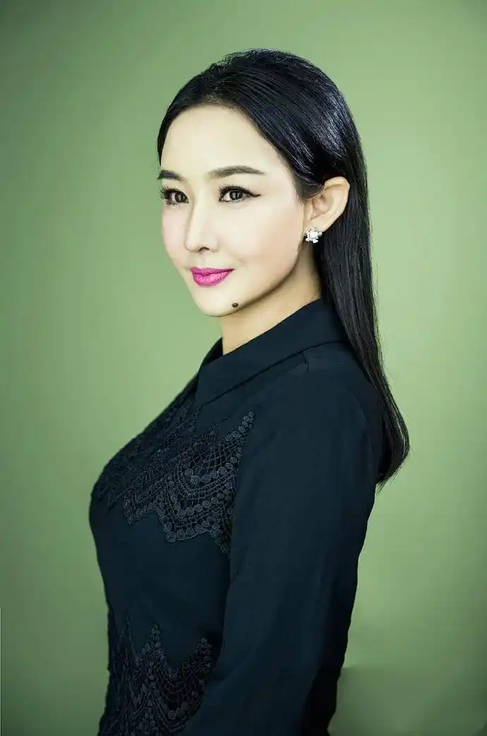 1/9搜狐娱乐讯 近日,孙楠49岁前妻买红妹的一组最新写真曝光.