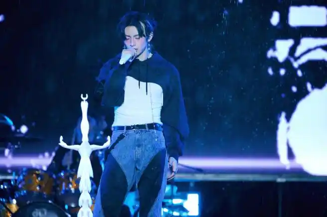 昨晚贵阳音乐节现场下起了大雨,小鬼在雨中丝滑滑跪,彻底地享受起了