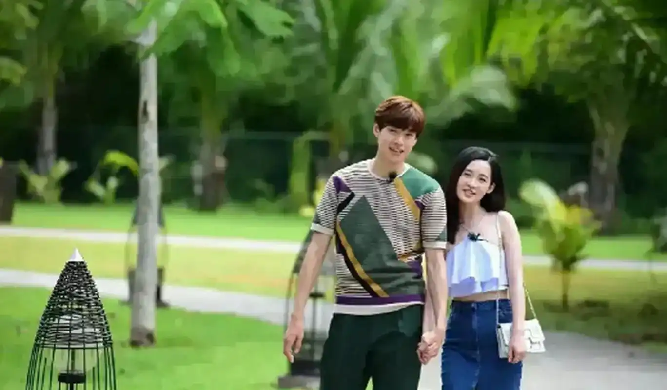 给魏大勋吹头发的是李沁#李沁和魏大勋两人手牵手公园游玩,同框铀说