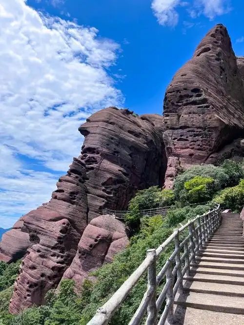 上饶弋阳龟峰是一个相对容易攀爬的山峰,对于大多数游客来说,难度并不