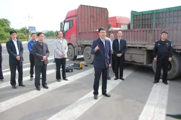 李献荣到经开区调研机动车大气污染防治联合执法工作