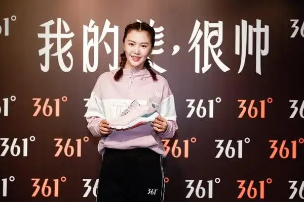 361度品牌形象代言人谭维维携全新女子系列秋冬产品空降太原柳巷,化身