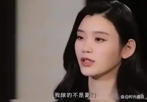奚梦瑶2岁女儿曝光长得像奶奶四太一个包3万4身价超百亿