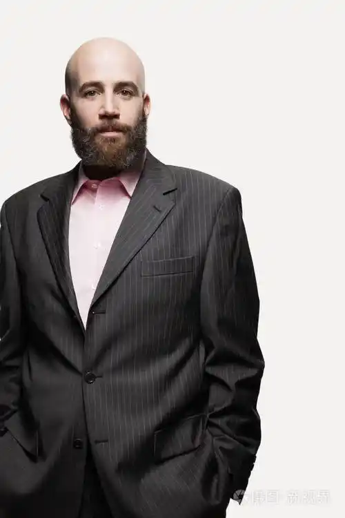 留着胡子的年轻光头男人