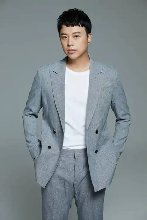 作为中国华语流行乐坛实力唱将金润吉,曾获得过《中国好声音第二季》