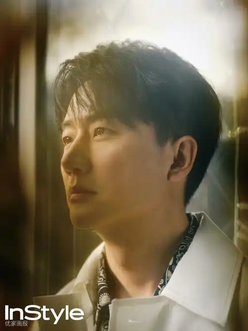 黄轩最新封面大片曝光眺望远方尽显欧式复古风情