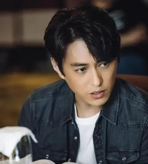 演员李佳:一婚嫁富商,二婚嫁靳东,40岁生二胎