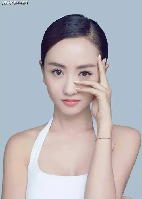 杨蓉最初的古装给人很俏皮的感觉,而她的现代写真又展露了文静大气的