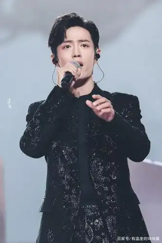 肖战西装高清舞台照!这次是深情献唱的歌手战!壁纸收藏安排!