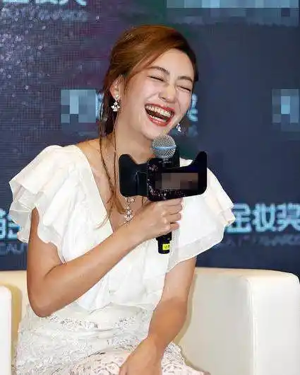 应采儿穿白裙现身 张嘴大笑"失控"变表情包