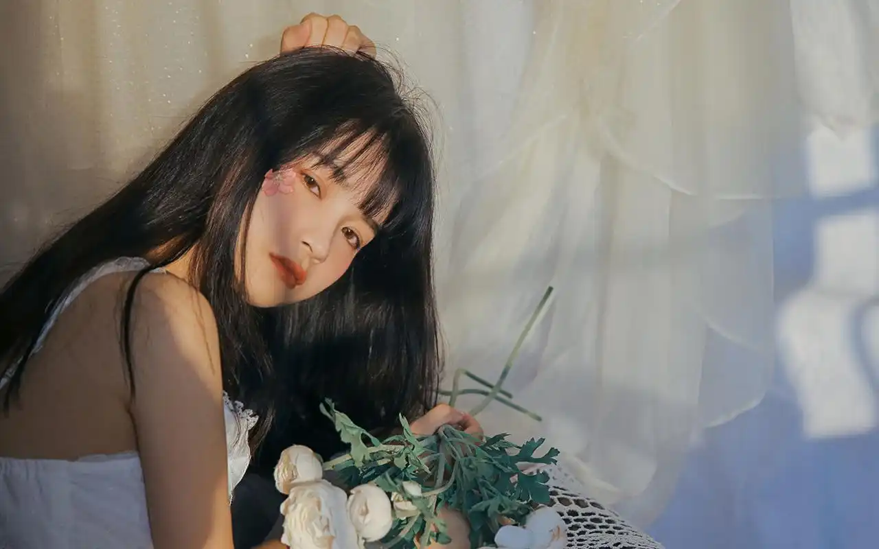 性感美女蕾丝吊带裙写真图片桌面壁纸