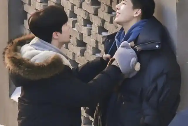 范丞丞把王安宇压倒雪里,王安宇把范丞丞压地上,这虎狼之姿!