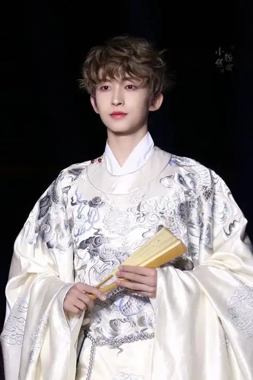 刘宇,国风大典这套汉服太惊艳了,而且他短发卷毛穿汉服却毫不违和