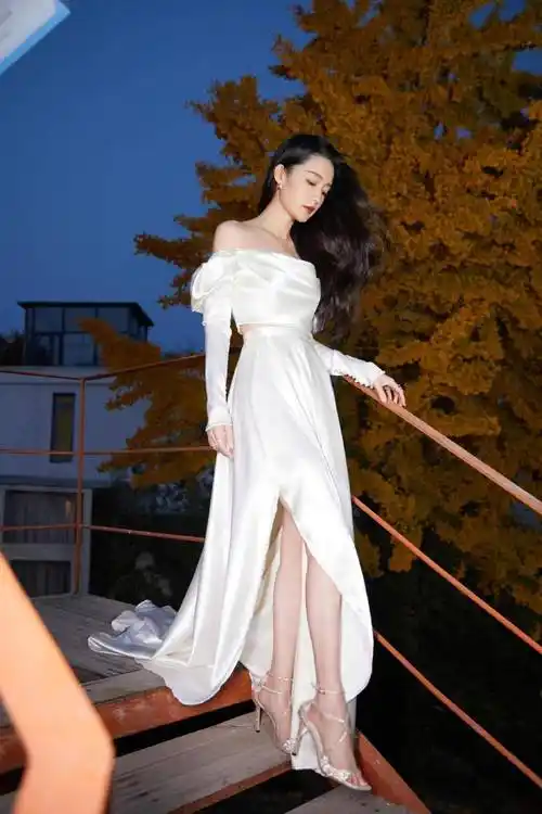 李沁的气质真是一股清流,穿白色缎面裙知性优雅,颜值都太抗打了_时尚