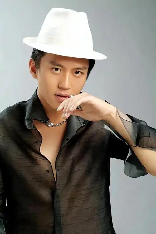 内地知名男演员,出生于1979年,如今已经成为影视圈中备受关注的明星之