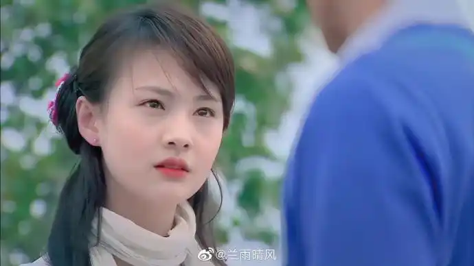 《夏至未至》都有不错的收视,是唯一个靠青春偶像剧大火的女演员;这这
