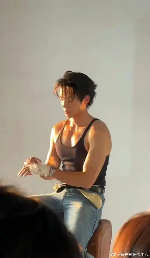 很难忍住不去看于适的胸肌