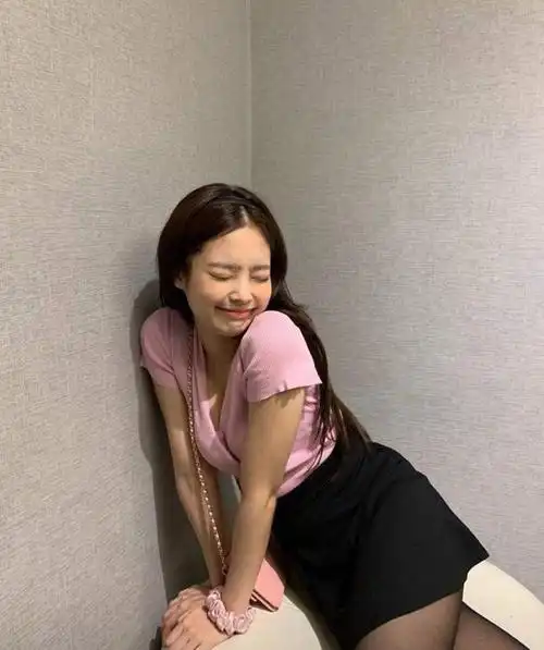 jennie私服满是甜辣风,豹纹吊带裙秀凹凸身材,好怕两根细带绷断