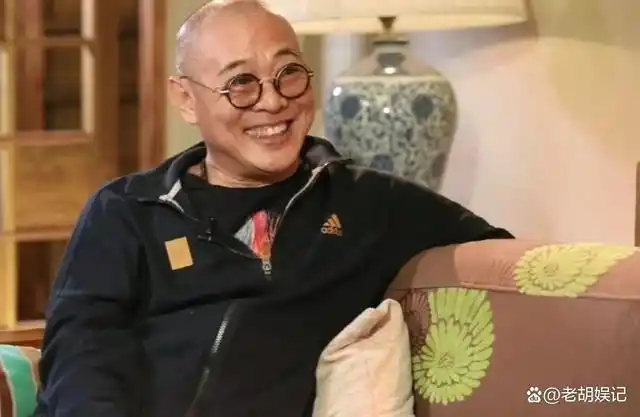 近60岁李连杰在美国罕见露面,容貌发福像老大爷