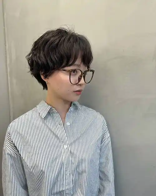 女士短发别乱整,蓬松烫刚刚好,不夸张很时尚_发型_女性_魅力