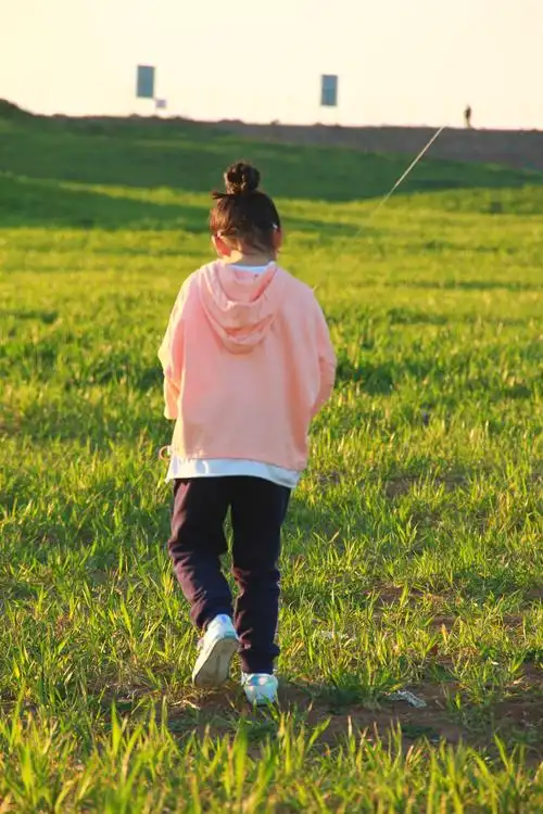 放风筝的小女孩