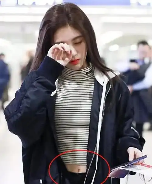 鞠婧祎睡眼朦胧刚起床衣服都忘记了整理露肚脐成了焦点