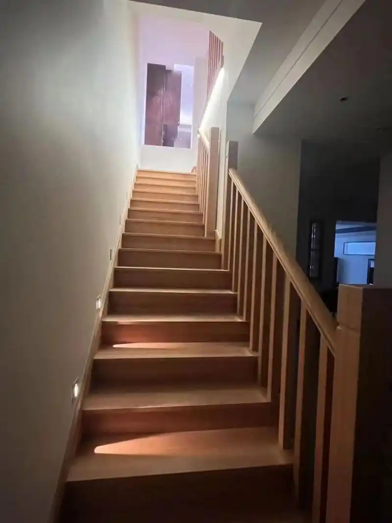 最美红橡实木楼梯    今年做了很多红橡木楼梯,给大家介绍一下红橡