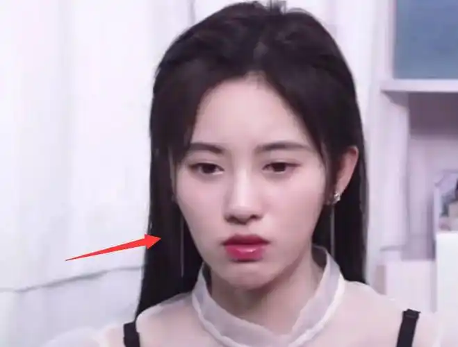 鞠婧祎为新歌宣传下巴尖长嘴歪明显十级磨皮遮不住右脸凹陷