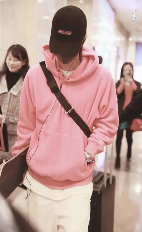 191229 北京-海口 @uniq-王一博 粉红小猪 cr:logo