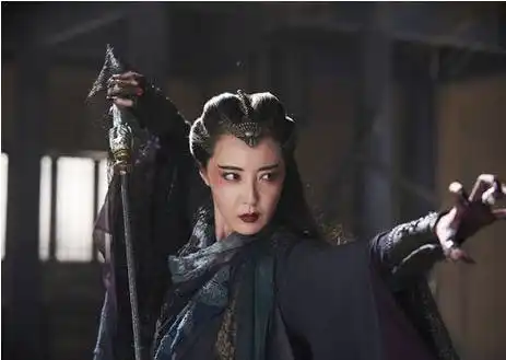 尤其在83版的射雕中有着披头散发,指甲超长的女鬼形象;梅超风何陈玄风