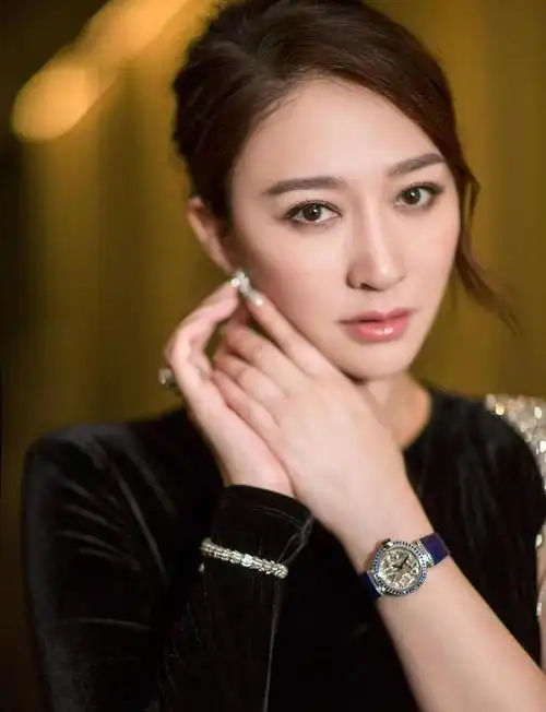 演员李小冉,感情一波三折,被富豪花5个亿求婚