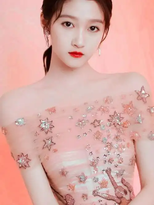 关晓彤的绝美婚纱照