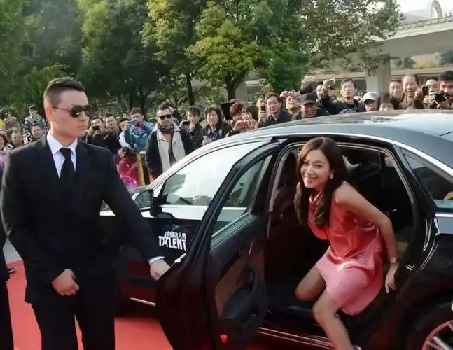 明星下车时,杨幂潇洒,许晴少女,赵丽颖霸气,而我只服迪丽热巴