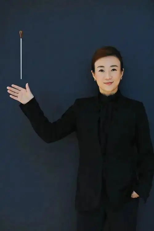 景焕英姿飒爽的华人女指挥